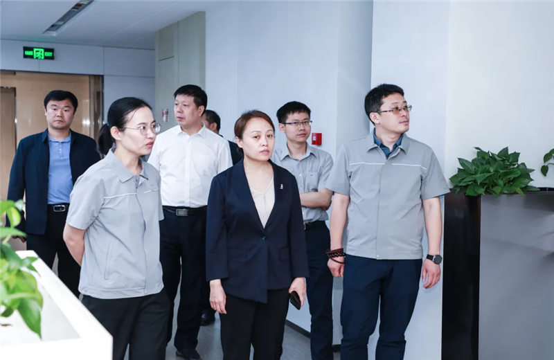 2023年5月15日，河北建材职业技术学院党委书记张明莉一行到888集团北京集团进行校企合作交流。